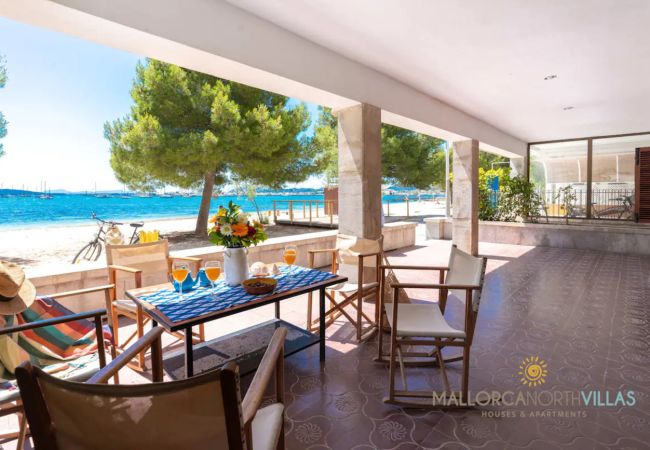 Überdachte Terrasse mit Gartenmöbeln, Meerblick und direktem Strandzugang